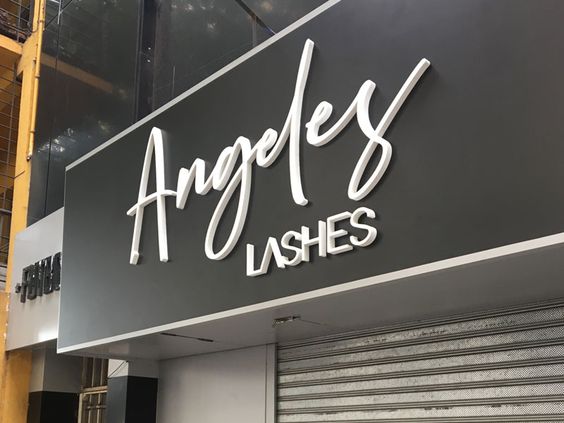 Letrero con letras corporeas